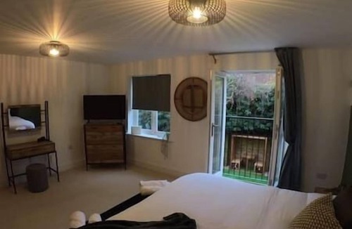 Oadby House | Luxury Elm Tree Stay with Cinema room and sleeps 12