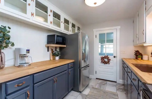 Weyers Cave House | Luxury Farm Cottage, Hot Tub, Sauna,Massage,Shenandoah Views, pet friendly