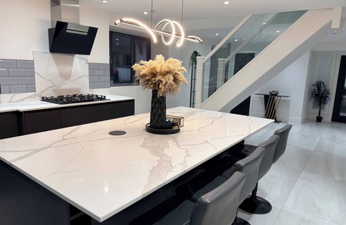 Risca East House | Luxury home 5 bedroom 3 bathroom games room parking