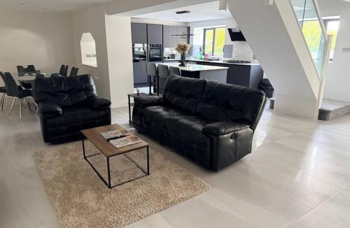 Risca East House | Luxury home 5 bedroom 3 bathroom games room parking