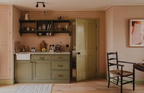 Stow-on-the-Wold Apartment | Luxury Landmark Stay in the Cotswolds with terrace & parking