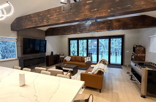 Pla-Vada Woodlands House | Luxury Mountain Retreat Near Donner Pass -brand new property sleeps 12