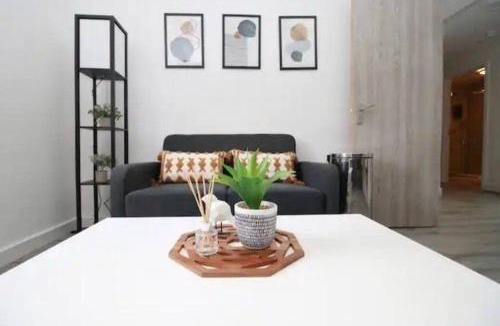 Roath Apartment | Luxury Redefined:Cardiff 1-bed