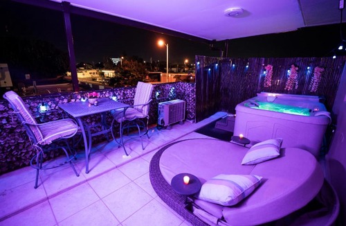 Bucana Apartment | Luxury Retreat with Private Jacuzzi and Mountain Views FREE Parking