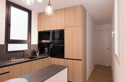 Eixample Apartment | Luxury Stay | 4 Guests | Balcony | City Centre