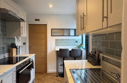 Severn Beach Apartment | Luxury Studio Apartment- Sleeps 2 -Patio- Parking