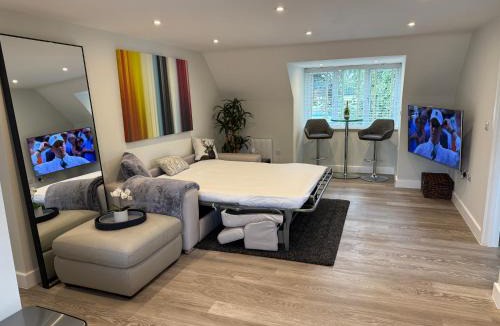 Wallingford Apartment | Luxury Wallingford Apartment, Parking, Workspace