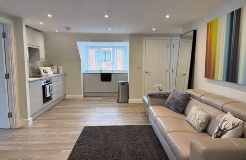 Wallingford Apartment | Luxury Wallingford Apartment | Parking | Workspace