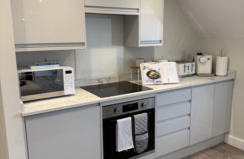 Wallingford Apartment | Luxury Wallingford Apartment | Parking | Workspace