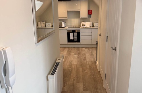 Wallingford Apartment | Luxury Wallingford Apartment | Parking | Workspace