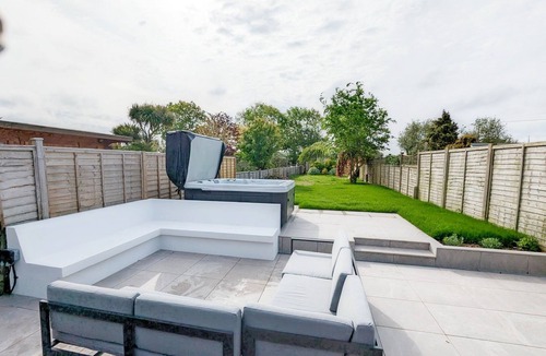 West Wittering House | Malthouse Cottage - a family house that sleeps 6 guests in 3 bedrooms