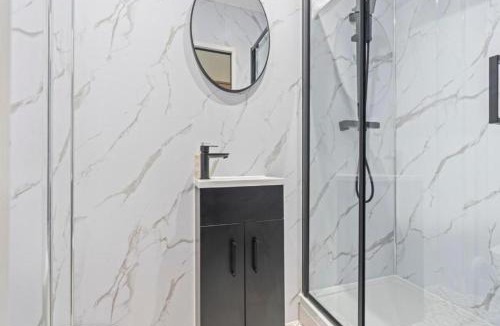 Ashton-under-Lyne Apartment | Manchester Contractor Hub - 11 Ensuite Bedrooms with Parking