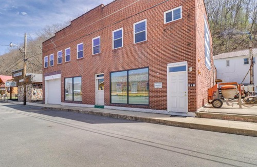 Edray Apartment | Marlinton Vacation Rental on Riverfront Trail!