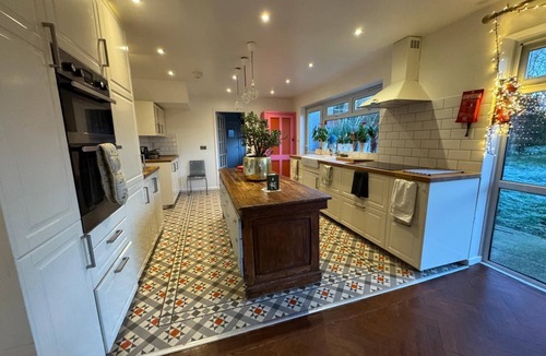 Kings Langley House | Marvelous 4-bedroom townhome in charming Kings Langley