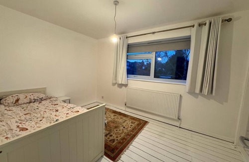 Kings Langley House | Marvelous 4-bedroom townhome in charming Kings Langley