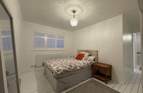 Kings Langley House | Marvelous 4-bedroom townhome in charming Kings Langley