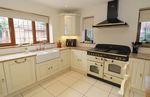 Broughton Hackett House | MEADOW VIEW BUNGALOW, family friendly in Droitwich Spa
