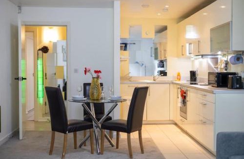 Partick Apartment | Meadowside Quay 2BR Luxurious Apartment