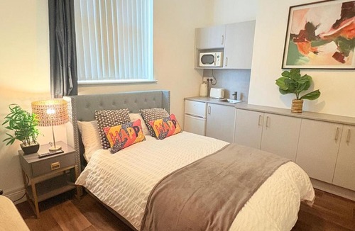 West Bromwich Apartment | Metro Studios-Stylish Studios,Parking,Wifi,Special long stay deals, Contractors,NHS staff,Relocators,Leisure travellers, nr Sandwell hospital