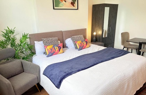 West Bromwich Apartment | Metro Studios-Stylish Studios,Parking,Wifi,Special long stay deals, Contractors,NHS staff,Relocators,Leisure travellers, nr Sandwell hospital