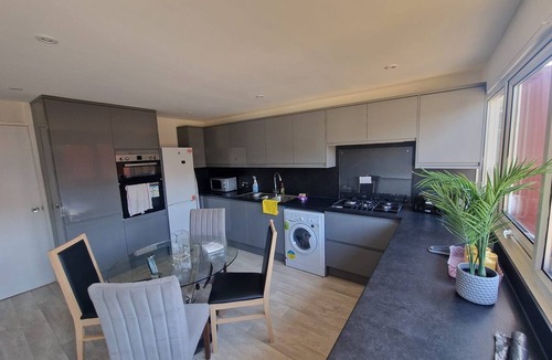 Bletchley House | Milton Keynes Modern Retreat