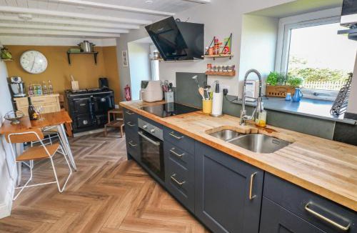 Dinas Cross House | Min-Y-Ffordd