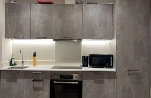 Havering Apartment | Modern 1 bed Flat- 20mins from Central London