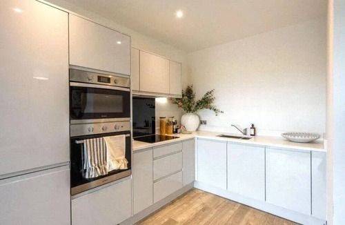 Staines Apartment | Modern 2-Bed Apartment Near Heathrow | Ideal for Work Stays