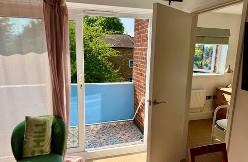 Chiswick Riverside Apartment | Modern 2-Bed Apartment with Off-Street Parking in Chiswick