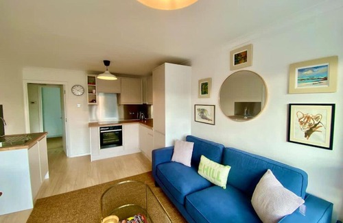 Chiswick Riverside Apartment | Modern 2-Bed Apartment with Off-Street Parking in Chiswick