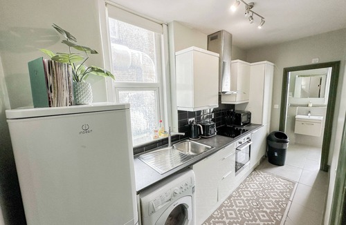 Askew Apartment | Modern 2 BR Flat with indoor fireplace in Shepherds Bush near White City London