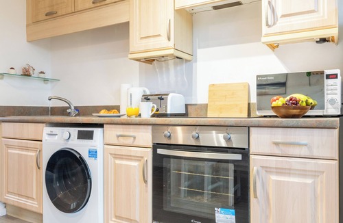 Grangetown Apartment | Modern 2BR Apartment with Water Views