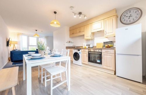 Grangetown Apartment | Modern 2BR Apartment with Water Views