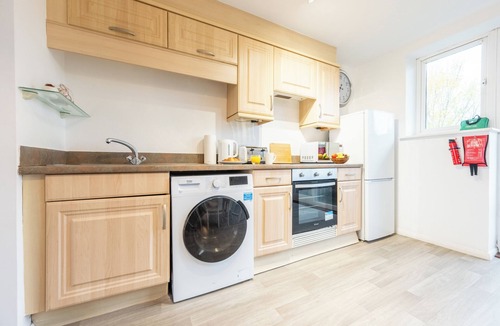 Grangetown Apartment | Modern 2BR Apartment with Water Views