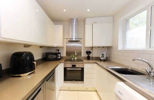 Hemel Hempstead House | Modern 2BR Summer House Near Studio with Private Garden and Free Private Parking