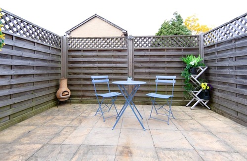 Hemel Hempstead House | Modern 2BR Summer House Near Studio with Private Garden and Free Private Parking