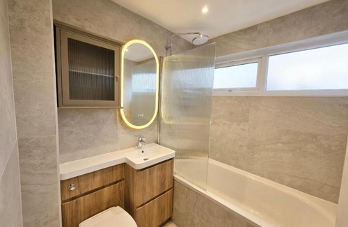 Hemel Hempstead Villa | Modern 3BR Home - Kingsize Bed, Office & Garden