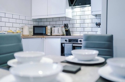 Bury House | Modern 4 Bedroom Terrace At Bury Town Center