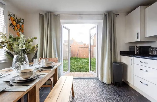 Aylesbury House | Modern 4BR Home 10 Beds Family-Friendly, Aylesbury