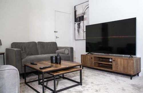 Cradley Apartment | Modern 4BR Home in Dudley