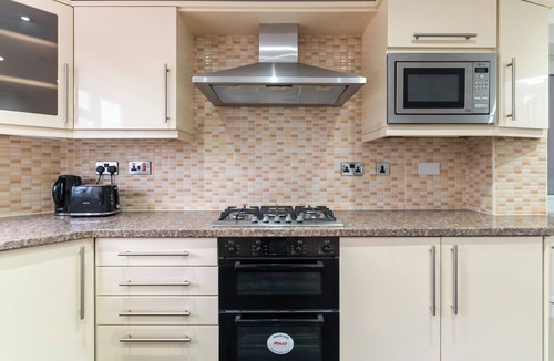 Walsall House | Modern 5 Bed Fully Detached Guest House (with parking)