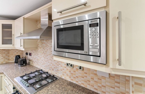 Walsall House | Modern 5 Bed Fully Detached Guest House (with parking)