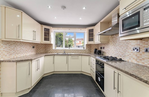 Walsall House | Modern 5 Bed Fully Detached Guest House (with parking)