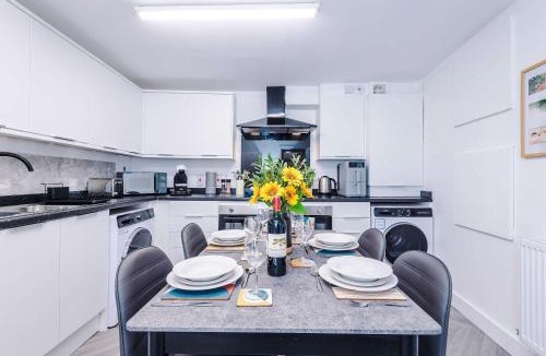 Droylsden House | Modern 6 Bed House with Ensuites by 53 Degrees Property, Perfect for Business and Groups