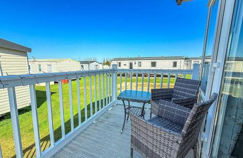 Hunstanton House | Modern 6 Berth Caravan With Front Decking At Manor Park, Hunstanton Ref 23015T