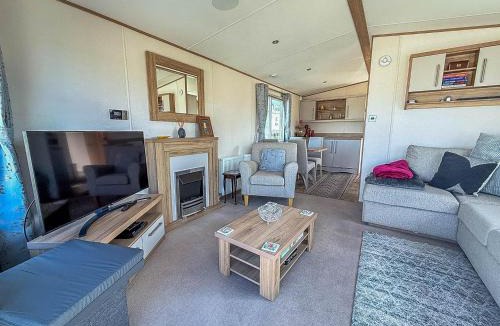 Hunstanton House | Modern 6 Berth Caravan With Front Decking At Manor Park, Hunstanton Ref 23015T