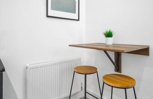 Cradley Apartment | Modern Apartment - Netflix&Parking 49B