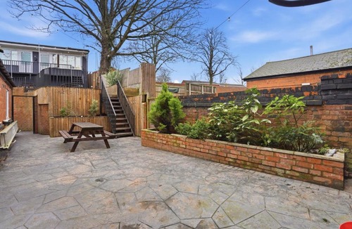 Birmingham Apartment | Modern Birmingham Studio Free On-Site Parking