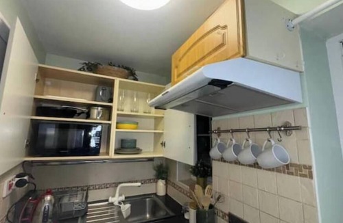 Oldbury Apartment | Modern Budget Studio Birmingham | Private Kitchen, Parking & Smart Amenities