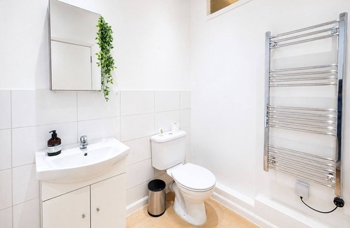 Euston Apartment | Modern Central Large Apt Above Tube for 4
